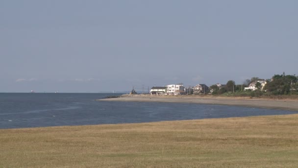 Met uitzicht op water te zien van huizen aan kust — Stockvideo