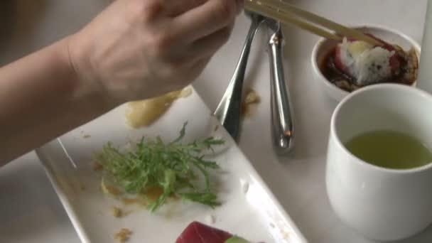 Mensen die in een restaurant eten — Stockvideo