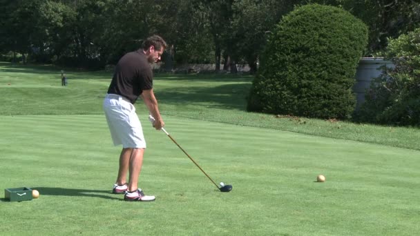 Golfista dirigindo bola para baixo Fairway — Vídeo de Stock