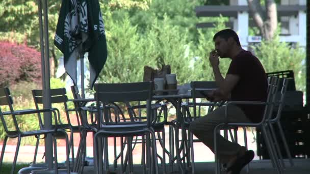 Uomo mangia al caffè all'aperto (2 di 2 ) — Video Stock