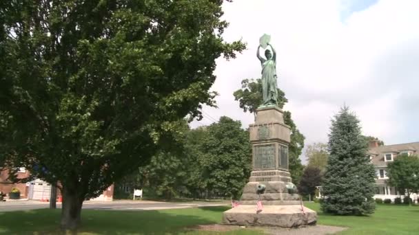 Estatua en la plaza del pueblo (1 de 3 ) — Vídeo de stock