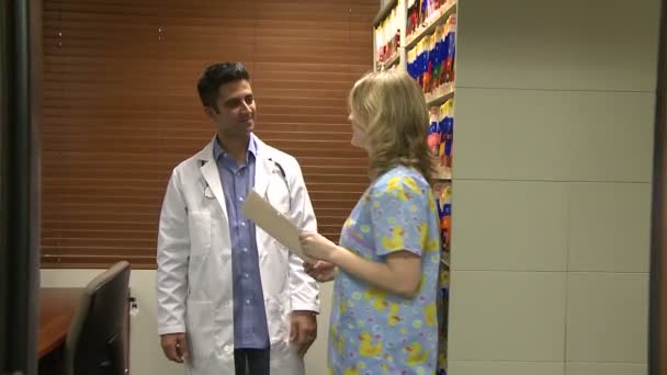Doktor ile bir sağlık görevlisi ya da hemşire danışır — Stok video
