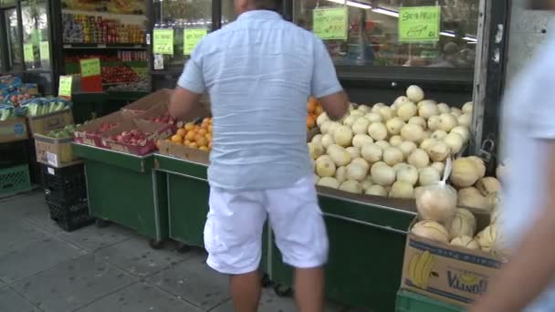 Street fruit vendor (1 of 2) — Stock Video