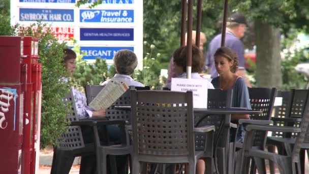 Profiter d'un repas en plein air (5 de 6 ) — Video