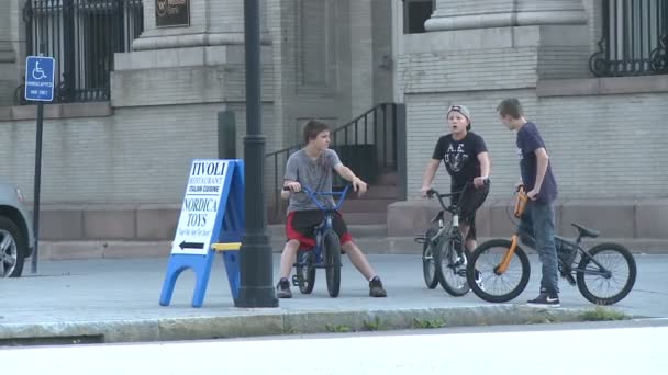 Fahrradfahren in der Stadt (1 von 2)) — Stockvideo