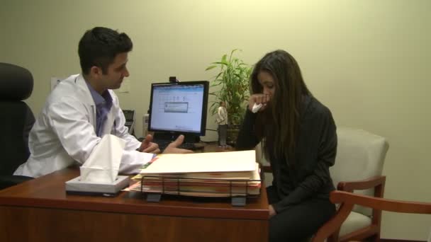 Врач консультирует пациента по поводу диагноза, угрожающего жизни — стоковое видео