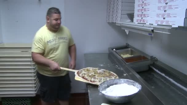 Heerlijke pizza maken (9 van de 10) — Stockvideo