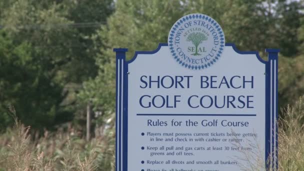 Señal de campo de golf playa corta — Vídeo de stock
