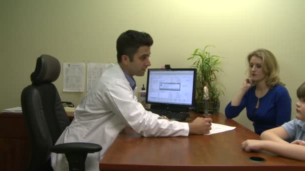 Doctor having a meeting with a family about their medical condition — Stock Video