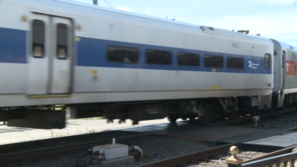 Een trein langzaam passeren het station — Stockvideo