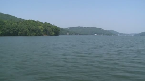 Percorrendo la zona boschiva lungo il fiume (1 di 2 ) — Video Stock