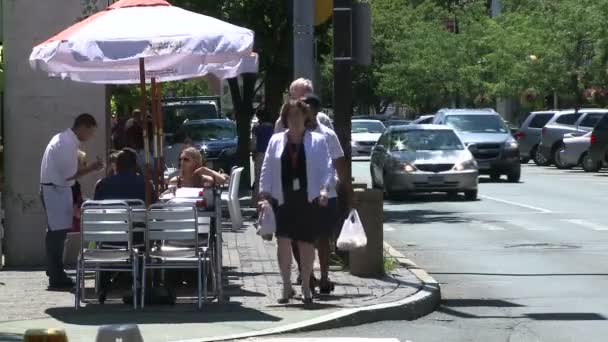 Dining Outside on the Sidewalk (5 of 5) — Stock Video