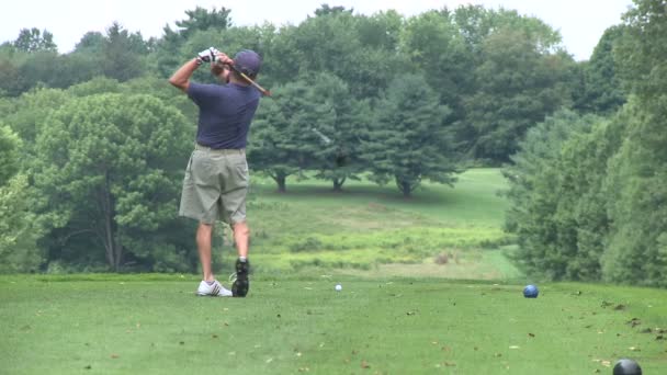 Golfista practica su swing — Vídeo de stock