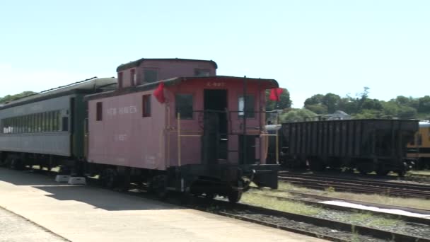 Un tren estacionado frente al furgón (2 de 2 ) — Vídeos de Stock