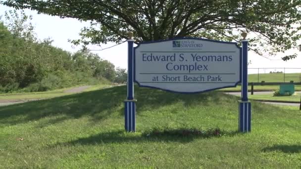 Edward Yeomans Complejo en Short Beach Park signo — Vídeos de Stock