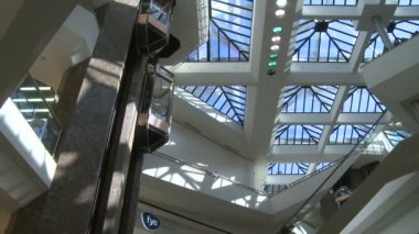 cam tavan ve asansörler alışveriş merkezinde inerler