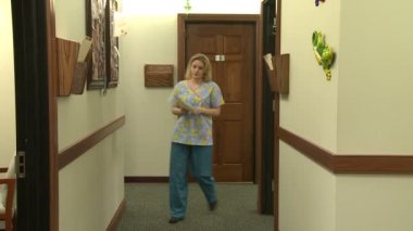 Doktor ile bir sağlık görevlisi ya da hemşire danışır