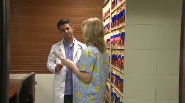 Doktor ile bir sağlık görevlisi ya da hemşire danışır