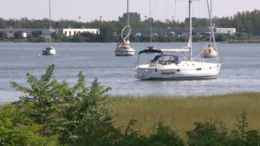 Su içinde kalan, yelkenli