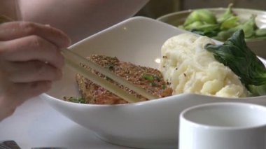 İnsanlar restoranda yemek yiyor.