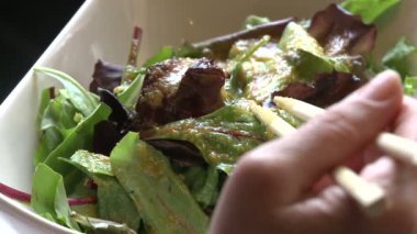 İnsanlar restoranda yemek yiyor.