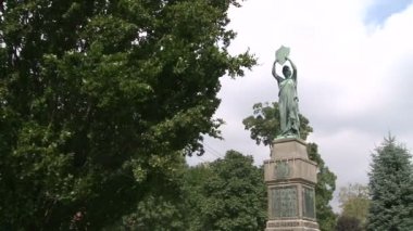 Heykel kasaba meydanında (2 / 3)