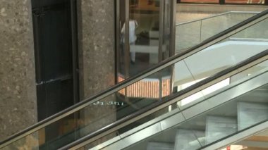 Asansör ve yürüyen merdiven alışveriş merkezi içinde korkuluk