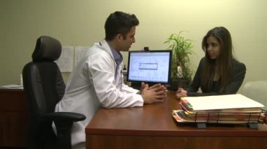Hasta ve doktor ciddi bir tıbbi durumun tartışmak