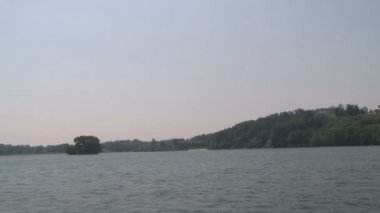 Ağaçlar (2 / 2 Nehri'nin ortasındaki bir yığın)