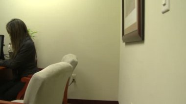 Bir doktor bir aile ile tedavi tartışır
