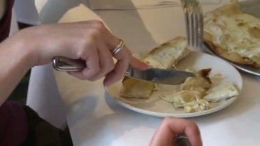 İnsanlar restoranda yemek yiyor.