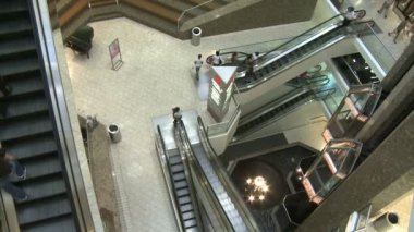 alışveriş alışveriş merkezinde Yürüyen merdivenler ve asansörler