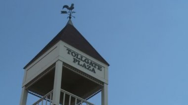 Mavi gökyüzü karşı Tollgate plaza çan kulesi