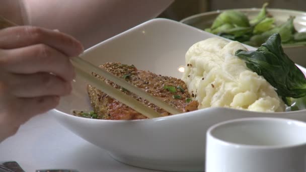 Mensen die in een restaurant eten — Stockvideo