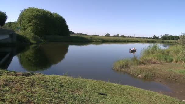 Людина риболовля на річці — стокове відео