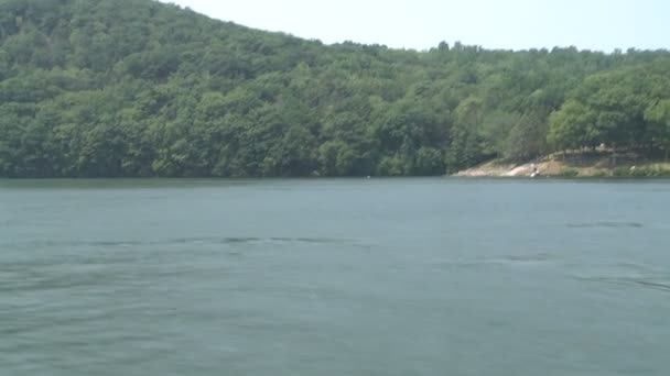 Transfer łodzią motorową, nadchodzący w górze rzeki (4 z 6) — Wideo stockowe
