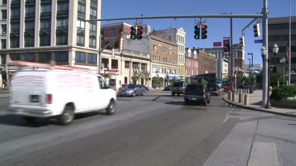 Stadens byggnader med fotgängare och bilar (7 av 7) — Stockvideo