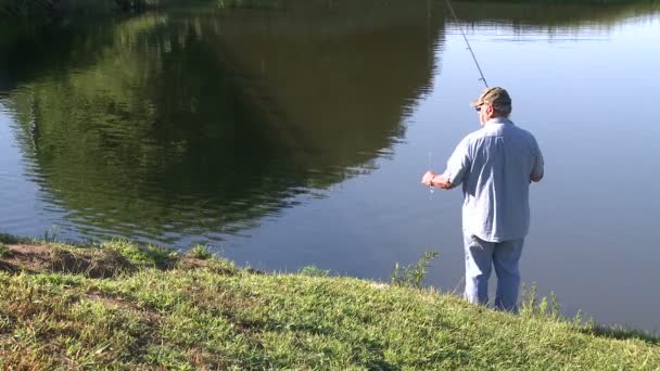 川で釣りをする男は — ストック動画