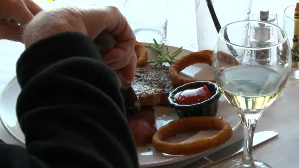 Människor äter i restaurang — Stockvideo