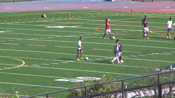 Escuela secundaria práctica de fútbol (5 de 6 ) — Vídeos de Stock