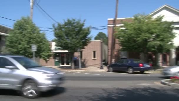 Cars heading down main road in Stratford, CT, United States — Stock Video