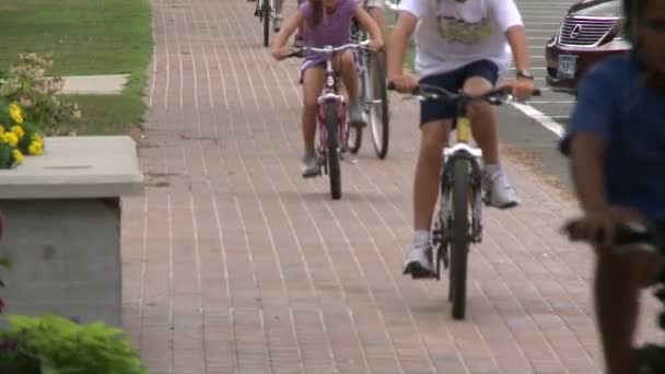 Їздять на велосипедах через місто (6 7) — стокове відео