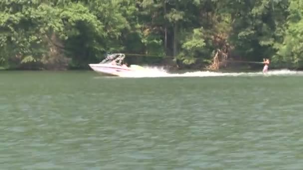 Speedboot komen van de rivier (6 van 6) — Stockvideo