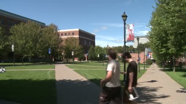 Estudantes em um campus universitário (5 de 9 ) — Vídeo de Stock