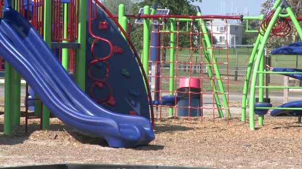 Junges Mädchen auf Spielplatz — Stockvideo