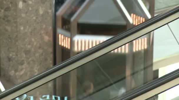 Balustrada w windy i schody ruchome w centrum handlowym — Wideo stockowe