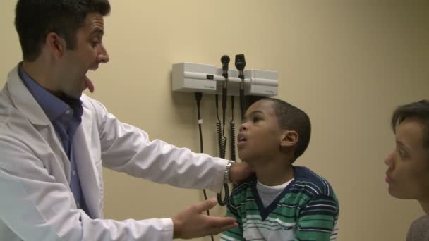 Ein Arzt untersucht einen jungen Patienten — Stockvideo