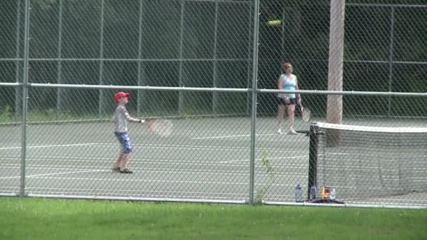 Junge übt Rückgabe eines Tennisaufschlags (1 von 4)) — Stockvideo