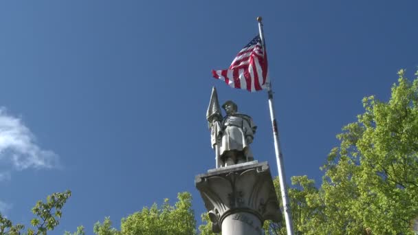 Μνημείο δίπλα στην αμερικανική σημαία (1 από 2) — Αρχείο Βίντεο
