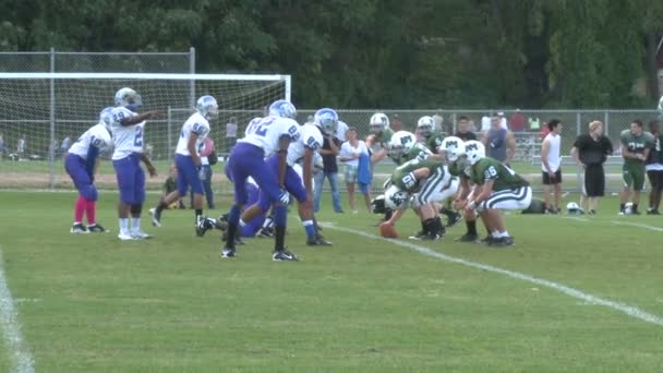 Juego de fútbol americano de secundaria (1 de 11 ) — Vídeo de stock